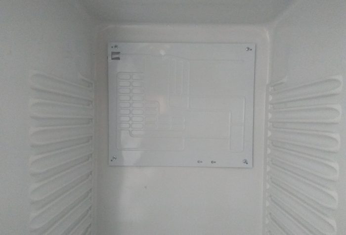 Установка испарителя в холодильной камере двух-компрессорного холодильника Атлант