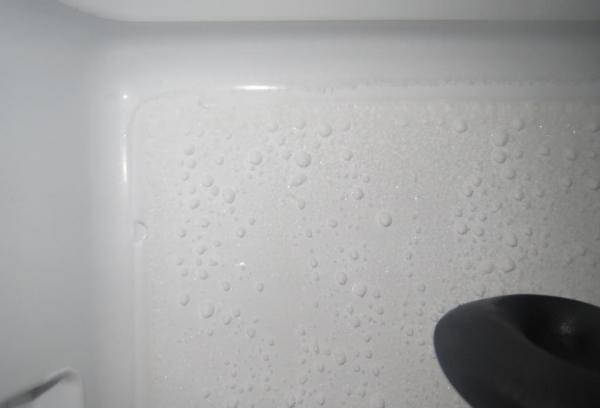 Скапливается вода на задней стенке холодильника - что делать?