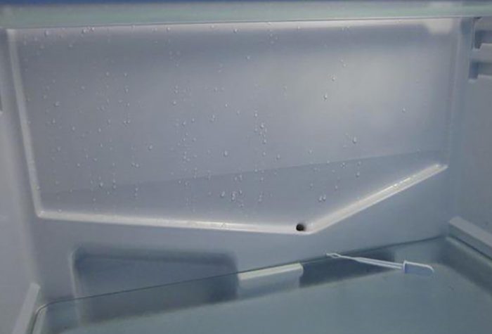 Почему течет задняя стенка холодильника